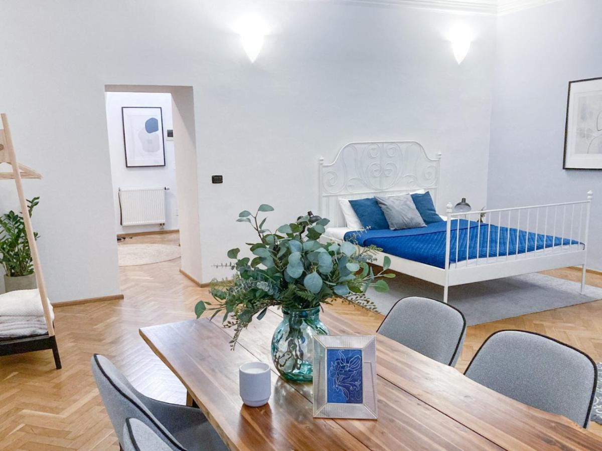 Price & Location - Historic Square Residency Apartment Prague